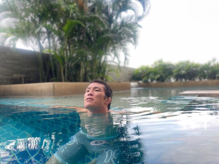 Shinya Aoki swimming