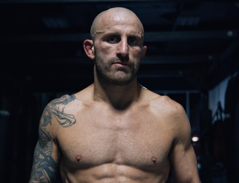 Alexander Volkanovski posing