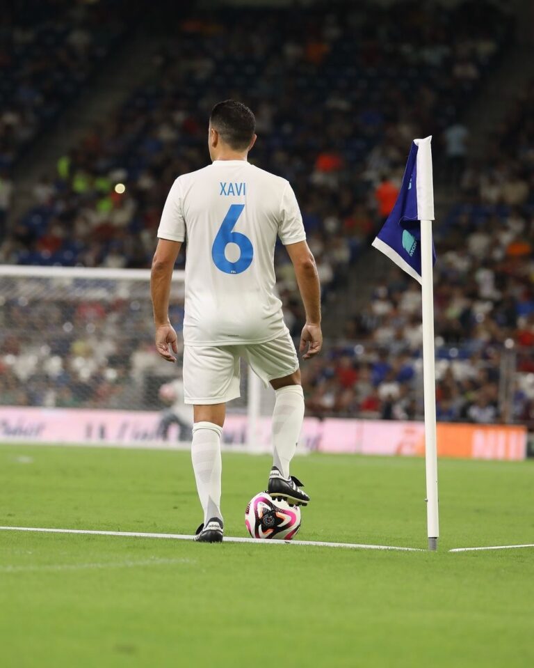 Xavi Hernández taking corner