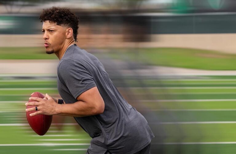 Patrick Mahomes practicing