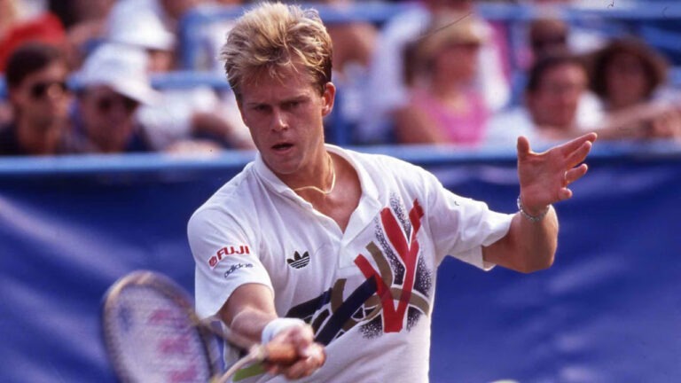 Stefan Edberg palying